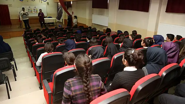 Öğrencilere 'Parmak Alfabeyi' Öğretiyorlar