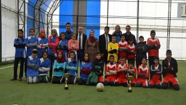 Doğubayazıt'ta Okullar Arası Futbol Turnuvası Düzenlendi