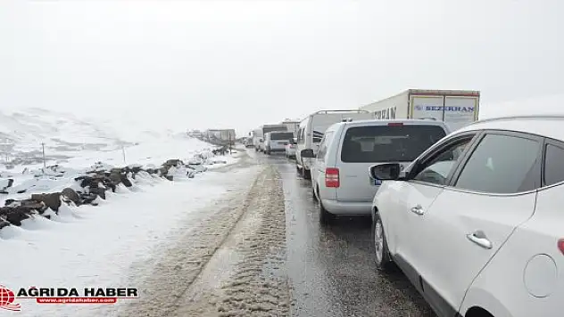 Tendürek Geçidi'nde Yoğun Kar Yağışı Ulaşımı Engelledi