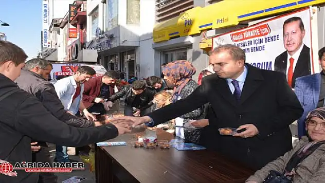 Osmanlı Ocakları Ağrı İl Başkanlığı lokma tatlısı dağıttı