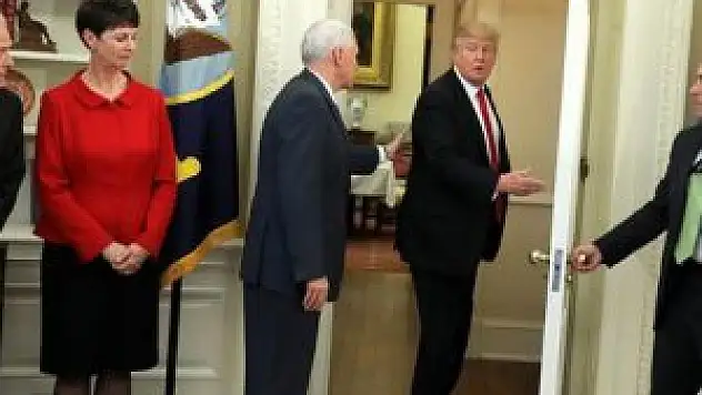 ABD Başkanı Trump Odayı Terk Etti, Pence Arkasından Bakakaldı