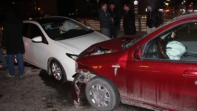 Elazığ'da işçileri taşıyan minibüs kaza yaptı: 5 Yaralı