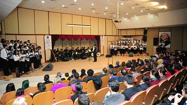 Van'da İhtiyaç Sahibi Öğrencilere Burs Sağlamak İçin Konser Verildi