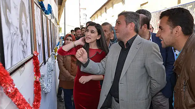 Yüksekova'da Polis ve Türk Bayrağı temalı Resim Sergisi