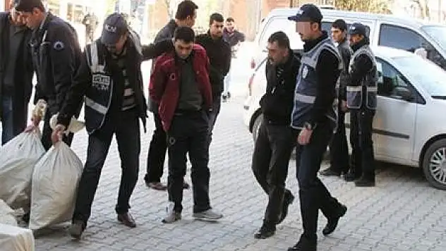 Sokakta uyuşturucu satanlara yönelik operasyon düzenlendi