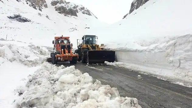 Van-bahçesaray Yoluna düşen çığı ekipler uzun süren çalışmalar sonucu açtı