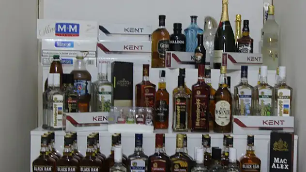 Sarıkamış ikametinde bir yolcu otobüsünde kaçak içki ve sigara yakalandı