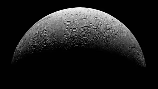 Satürn'ün uydusu Enceladus'ta yaşam için belirtiler var