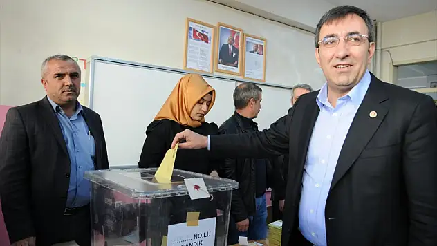 AK Parti Genel Başkan Yardımcısı Cevdet Yılmaz, oyunu Bingöl'de kullandı