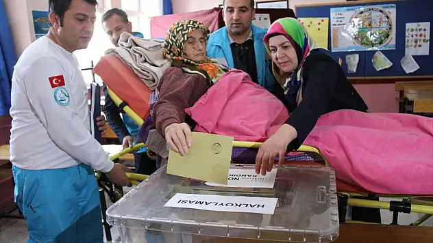 Felçli Kadın Sağlık Ekiplerinin yardımıyla oyunu kullandı