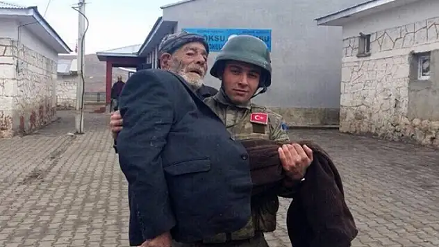 Mehmetçik Yaşlı Vatandaşı Sandığa Kucağında Götürdü