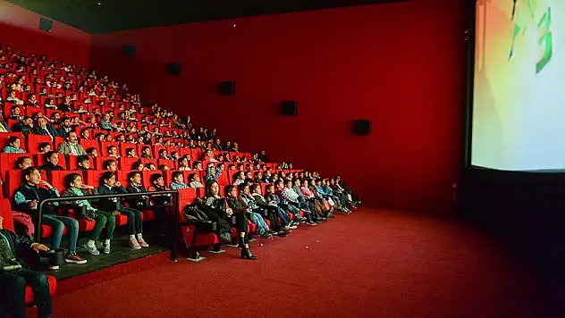 Konteyner kentte kalan Suriyeli çocuklara, sinema keyfi