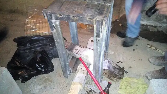 Van'ın Edremit ilçesinde ahır içine saklanmış uyuşturucu ve silah bulundu