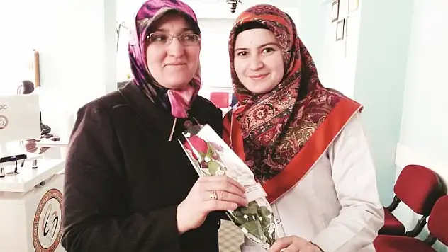 Şehit ailesi oğullarını konu alan tiyatro sahnesini izledi