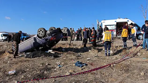 Otomobilin şarampole yuvarlanması sonucu 5 yaralı var
