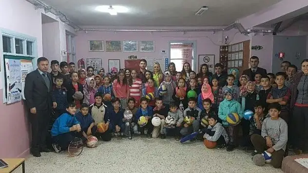 Üniversite Öğrencilerinden Köy okullarına kırtasiye yardımı