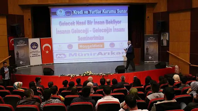 'Gelecek Nasıl Bir İnsan Bekliyor' seminerine ilgi büyük
