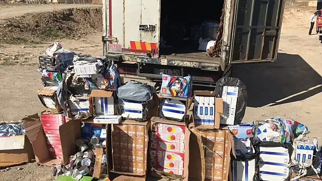 Van'da yol kontrolleri sırasında çok sayıda gümrük kaçağı mallar yakalandı