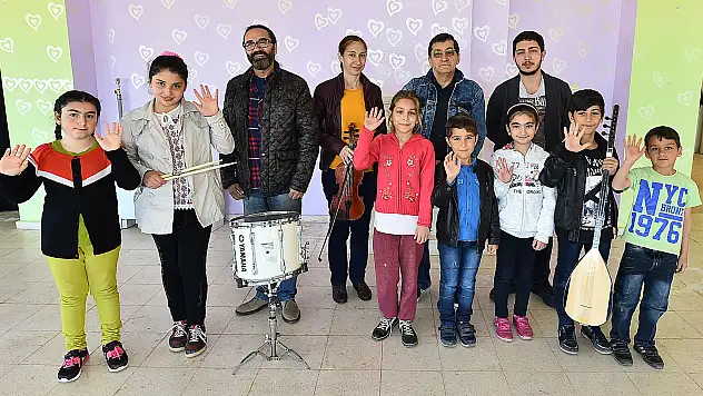 Uluslararası Çoksesli Korolar Festivali'ne davet edilen köy orkestrasına Türkiye sahip çıktı
