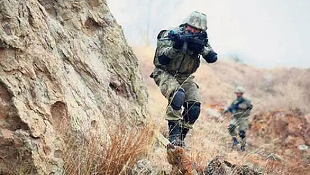 Askeri üsse sızmaya çalışan teröristler etkisiz hale getirildi
