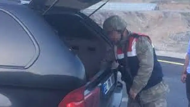 Bir araçta yapılan aramada eroin imalatında kullanılan 210 litre asit anhidrit bulundu
