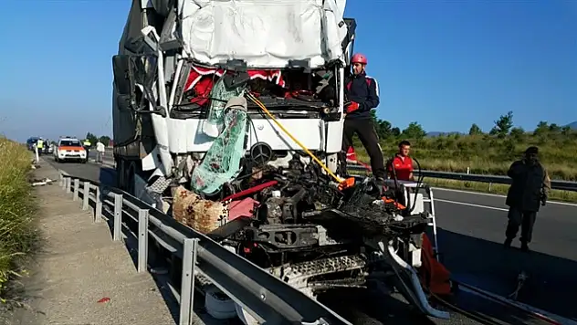 Bingöl Karlıova'da Tır İle Otomobil Çarpıştı: 1 Ölü