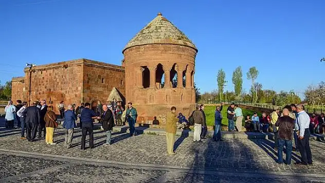 Bilim Adamları Ahlat'ı Gezdi