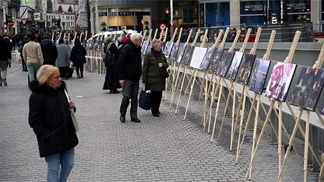 Çukurca ilçesinde '15 Temmuz' konulu resim sergisi düzenlendi