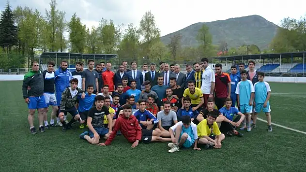 Tatvan Kaymakamlığı, Beden Eğitimi ve Spor Yüksek okuluna hazırlanan öğrencilere spor malzemesi dağıttı
