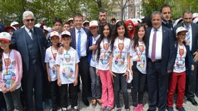 Eleşkirt 100. Yıl Ortaokulu'nda TÜBİTAK Bilim Fuarı açıldı