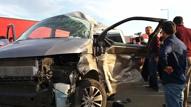 Elazığ'da minibüs ile otomobilin çarpıştı: 1 Yaralı