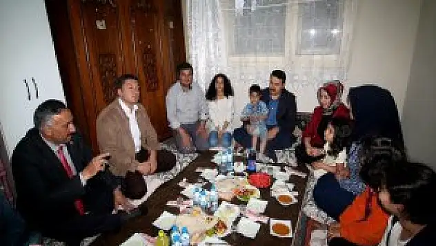 Ağrı Valisi Musa Işın, Karaoğlan ailesine İftarda misafir oldu