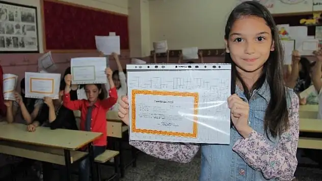Keban ilçesinde öğrenciler karne sevinci yaşadı