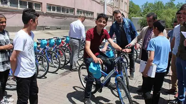 Güroymak Belediyesinden başarılı öğrencilere bisiklet hediyesi