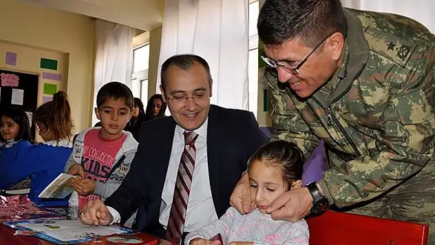 Karneleri Asker ve Polisler dağıttı