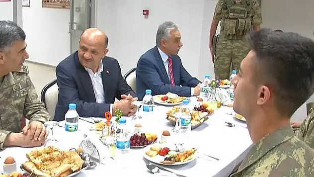 Bakan Işık, Dağlıca'daki Askerlerle Birlikte Sahur Yaptı