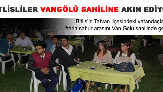 Tatvan ilçesinde iftar açan vatandaşlar, Van Gölü sahiline akın ediyor