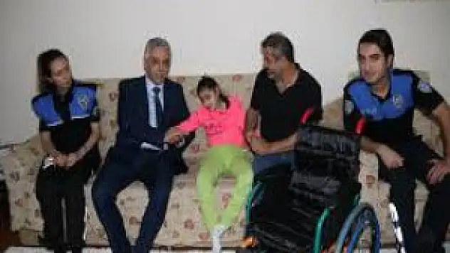 2 Engelli Çocuğa Tekerlekli Sandalye