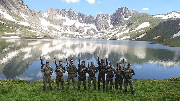 Mehmetçik İkiyaka Dağları'nda Bayramlaştı