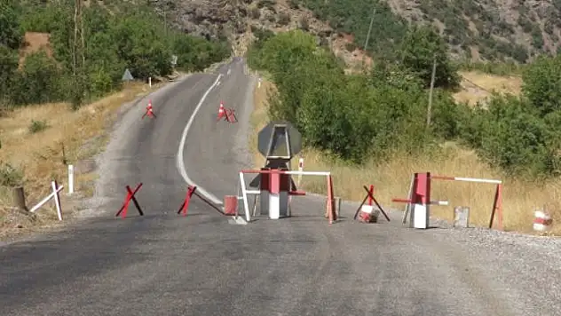 Tunceli'de Pkk'lı Teröristlerin Yol Kesip, Araç Yakması !