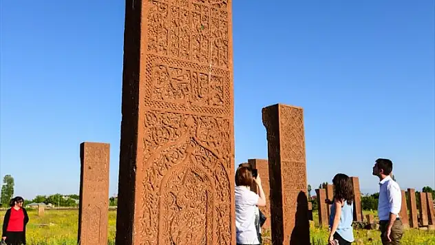 Selçuklu Meydan Mezarlığı İlgi Görüyor !