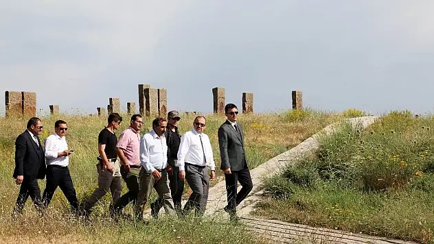 Vali Ustaoğlu Ahlat'taki Tarihi Mekanları Gezdi !