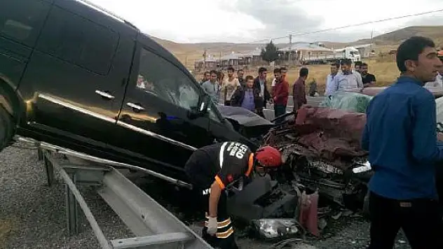 Van'da Trafik Kazası: 2 Ölü, 4 Yaralı !