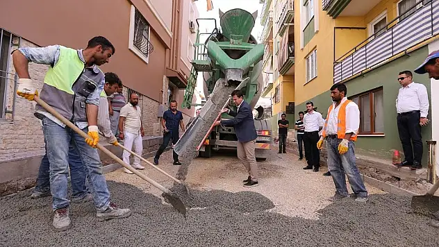 Van Büyükşehir Belediyesi 7 yıldır hizmet gitmeyen mahalleye ilk asfaltı döktü.