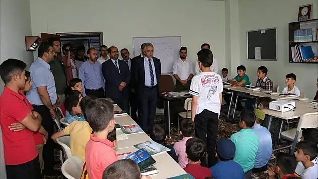 Hakkari Valisi Toprak Kur'an Kursu Öğrencilerini Ziyaret Etti