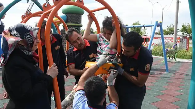 Salıncağa Sıkışan Kızı İtfaiye Kurtardı