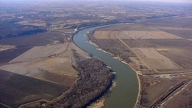 Murat Nehri'ne 249 karanfil bırakıldı