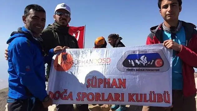 Bitlis'in Dağcıları 15 Temmuz Şehitlerini Süpha Dağında Andı