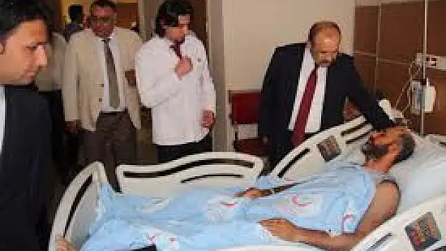 Vali Ustaoğlu'dan Hastalara Ziyaret