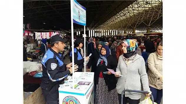 Polisler Hakkari'de Broşür Dağıttı